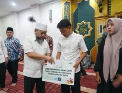 Gubernur Helmi Hasan Serahkan Sembako dan Santunan, Ajak Masyarakat Seluma Perkuat Doa