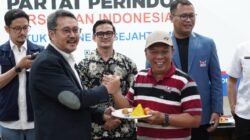 HUT Ke-12 Partai Perindo, Yurman Hamedi Terima Tumpeng dari Sekjen Partai Perindo