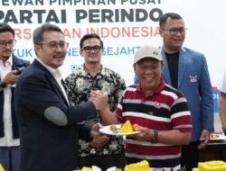 HUT Ke-12 Partai Perindo, Yurman Hamedi Terima Tumpeng dari Sekjen Partai Perindo
